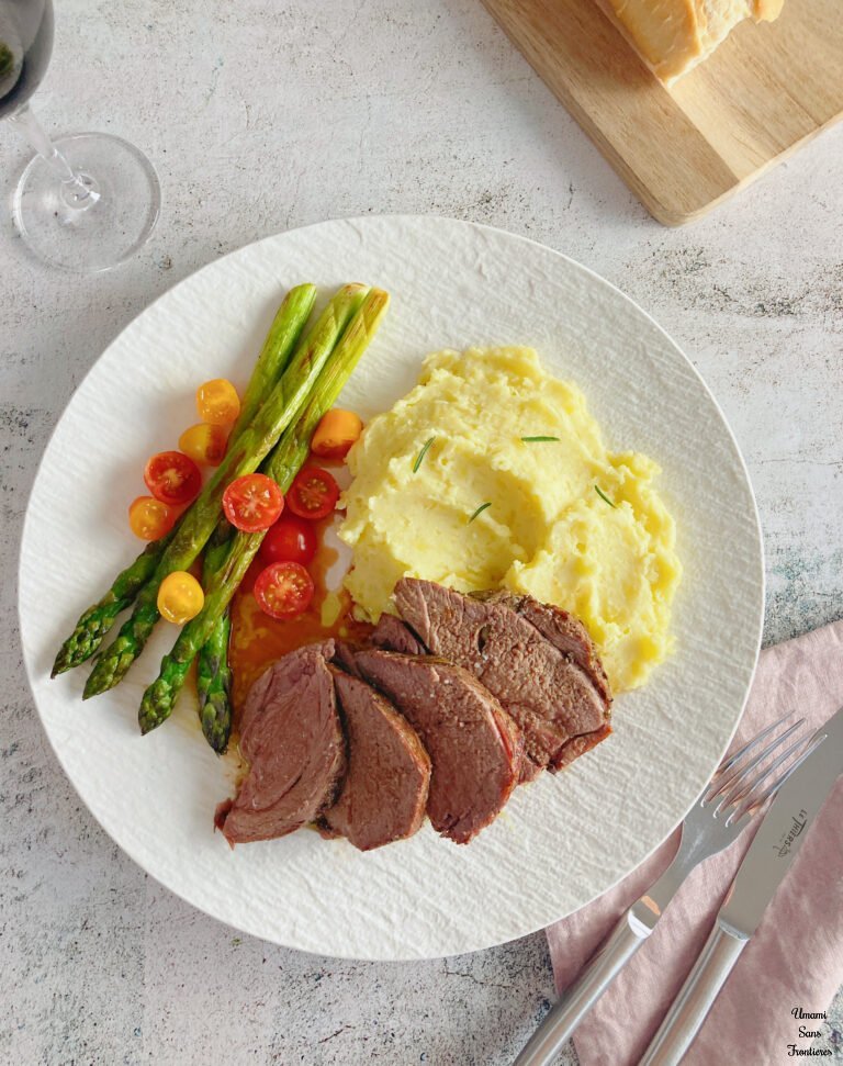 Gigot d'agneau asparagus mash potatoes fork and knife baguette